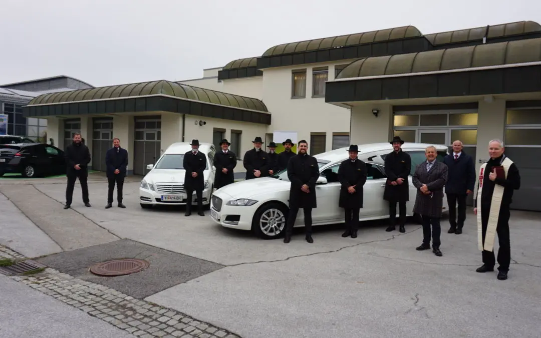 In einer weißen Limousine zur letzten Ruhe